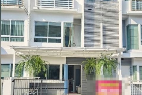 ให้เช่าและขายทาวน์โฮม 3 ชั้น บ้านใหม่พระรามเก้า ศรีนครินทร์