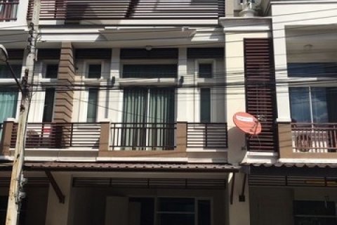 ให้เช่าโฮมออฟฟิศ 3 ชั้น 170 ตรม. 3 ห้องนอนพร้อมห้องน้ำในตัวทุกห้อง พรีเมี่ยม เพลส นวมินทร์-ลาดพร้าว 101