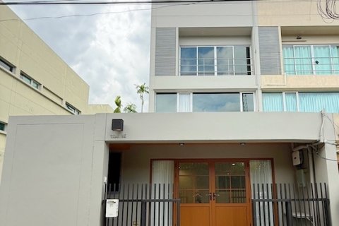 BH3631 ให้เช่าทาวน์โฮม 3 ชั้น Noble Cube พัฒนาการ | บ้านมุม ตกแต่งใหม่ พร้อมเฟอร์ครบ ใกล้ทองหล่อ เดินทางสะดวก
