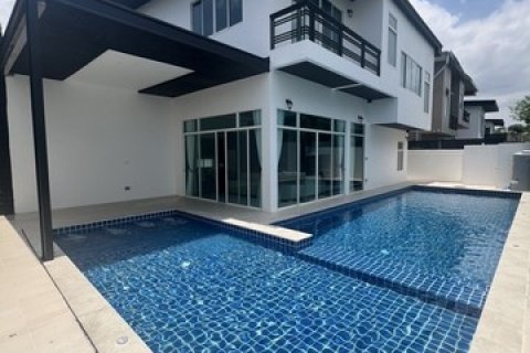 Pool Villa ขนาดใหญ่ ใกล้หาดจอมเทียน เหมาะทั้งอยู่อาศัยเอง หรือปล่อยเช่าสร้างรายได้ 4 ห้องนอน 4 ห้องน้ำ