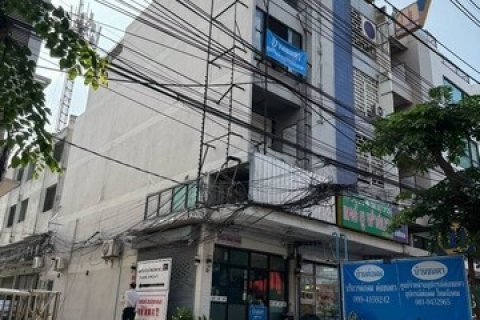 อาคาร4ชั้นติดถนนใหญ่บรมราชชนนีปากซอยบรม17  ใกล้เซนทรัล​ปิ่นเกล้า300เมตร