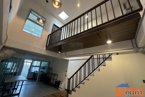 ขายทาวน์เฮ้าส์ 2 ชั้น สไตล์ Loft ลาดพร้าว โชคชัย 4 ซอย 55 ถนนเมน รีโนเวทใหม่พร้อม double volume กลางบ้าน