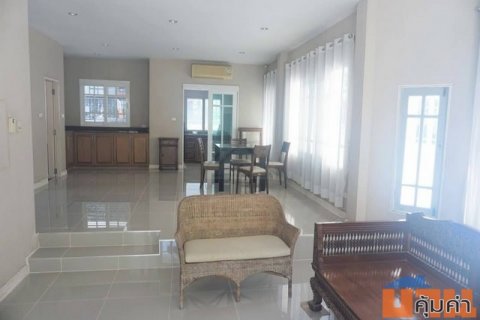 ให้เช่าบ้านเดี่ยว 2 ชั้น 220 ตร.ม. 4 ห้องนอน ถนนศรีนครินทร์ 51 ใกล้ซีคอนสแควร์ และรถไฟฟ้าสายสีเหลือง