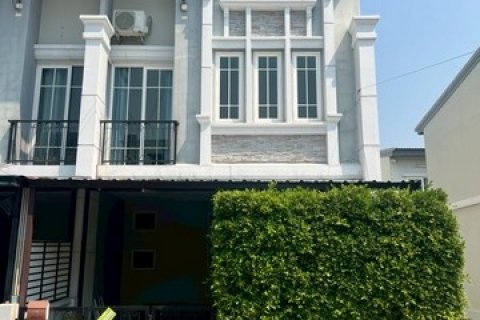 ประกาศเช่าบ้าน หมู่บ้านโกลเด้นทาวน์ 3 บางนา-สวนหลวง หน้าบ้านหันทิศใต้ หลังริม