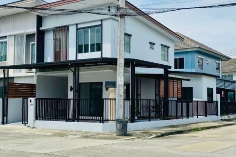 หมู่บ้านพฤกษาวิลล์ 62/1 ถนนนิมิตใหม่ อยู่ต้นโครงการ เดินเข้าออกได้สะดวกสบาย ตกแต่งรีโนเวทใหม่พร้อมอยู่