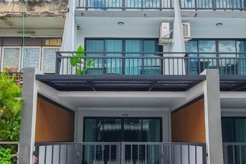 ขาย ทาวน์เฮ้าส์ 3ชั้น ย่านลาดพร้าว ทำเลดี ใกล้รถไฟฟ้า รีโนเวทใหม่ ถ.ลาดพร้าว109 แยก3 บางกะปิ รามคำแหง แถมเฟอร์จัดเต็ม