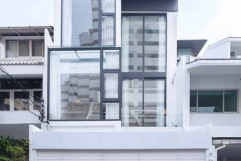 ขาย Townhome 3 ชั้น 25 ตรว ซอยสุขุมวิท 15 ทำเลดี เพียง 1 นาทีถึง โรงเรียนนานาชาติ NIST และ 5 นาที ถึง BTS อโศก