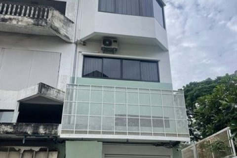 ให้เช่าอาคาร 4 ชั้นพื้นที่ใช้สอย250 ตร.ม 3 ห้องนอน 3.5 ห้องน้ำ ทำเลพระราม 9 ซอย 13