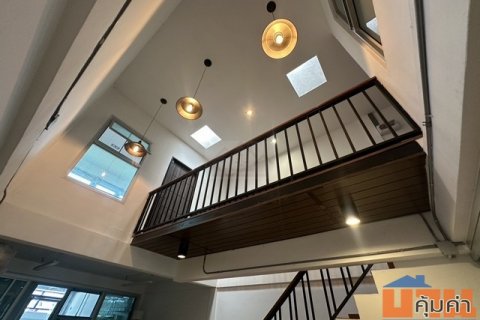 ขายทาวน์เฮ้าส์ 2 ชั้น สไตล์ Loft ลาดพร้าว โชคชัย 4 ซอย 55 ถนนเมน รีโนเวทใหม่พร้อม double volume กลางบ้าน