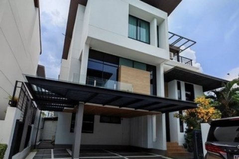 ขายบ้านเดี่ยว 3 ชั้น เนอวานา บียอนด์ เกษตร-นวมินทร์ 58 ตร.วา รองรับผู้สูงอายุ แต่งครบ พร้อมอยู่