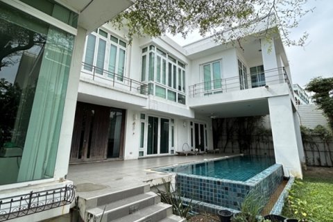 บ้านเดี่ยวหรู พร้อมสระว่ายน้ำ & สวนส่วนตัว ใจกลางสุขุมวิท 71