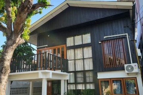 HR2510Classic Thai-Style 2-Storey House for Rent – Walking Distance to MRT Sutthisan