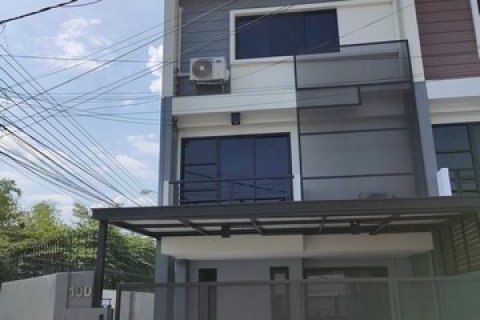ให้เช่าทาวน์โฮม 3 ชั้น 3 ห้องนอน 3 ห้องน้ำ 1 ห้องนั่งเล่น 1 ห้องครัว 3 แอร์ ซ.ลาดปลาเค้า 72 นอกโครงการ