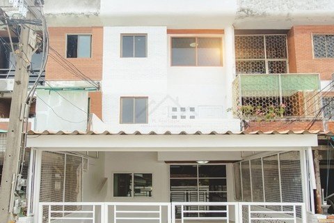 ขายทาวน์เฮ้าส์ 3 ชั้น 24 ตรว. 5 ห้องนอน ทำเลน่าอยู่ ซอยอินทามระ 35 รีโนเวททั้งหลัง