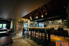 ขายกิจการร้านอาหาร ซอยสุขุมวิท47 พร้อมเฟอร์นิเจอร์ครบครัน ตกแต่งโทนสีดำ ขาว น้ำตาล พื้นที่ใช้สอยรวมทั้งหมด 900 ตารางเมตร