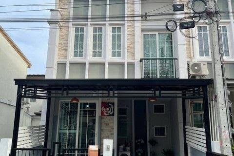 ให้เช่าทาวน์เฮ้าส์ 2 ชั้นห้องมุม 2 ห้องนอน โครงการ Golden Town บางนา-สวนหลวง เหมาะอยู่อาศัย