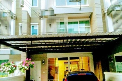 พระราม 9 MRT ศรีบูรพา 1.7กม.ทาวน์โฮม 3ชั้น ถ.รามคำแหง58-62 240ตร.ม.3นอน ตลาดบางกะปิ 2.4 กม. เข้าออกได้ 2 ทาง ทาวน์อเวนิว