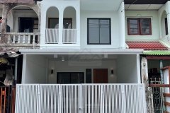 ขายทาวน์เฮาส์ 2 ชั้น 22 ตรว. นวมินทร์ 111 รีโนเวทใหม่สวย บ้านหันทิศใต้ ใกล้โรงเรียนเลิศหล้า