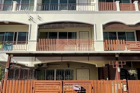 ขายทาวน์โฮม 3 ชั้น + ดาดฟ้า 25 ตรว. 200 ตรม. 4 ห้องนอน ซอยพัฒนาการ 30 ทำเลดีมาก บ้านสภาพดี ใกล้ทางด่วน