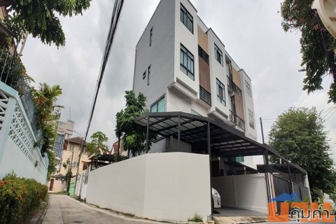 ขายทาวน์โฮม 3.5 ชั้น ขนาดใหญ่ หลังมุม 44 ตรว. ลาดพร้าว 25 หน้าบ้านกว้าง 12 เมตร ใกล้แยกรัชดาลาดพร้าว ใกล้ MRT ลาดพร้าว