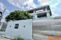 ขายบ้านเดี่ยวในซอยนานิวาส7 ใกล้เลียบด่วนรามอินทรา 3ชั้น 100 ตารางวา