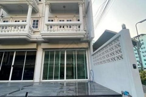 ให้เช่าทาวน์เฮ้าส์ 3 ชั้น ซอยประชาราษฎร์บำเพ็ญ 9 รัชดา ห้วยขวาง ใกล้ MRT ห้วยขวาง