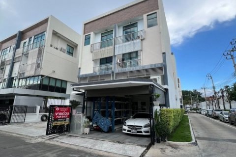 🏡 ขาย Townhouse Modern Luxury – District เอกมัย-รามอินทรา แต่งครบ พร้อมอยู่!