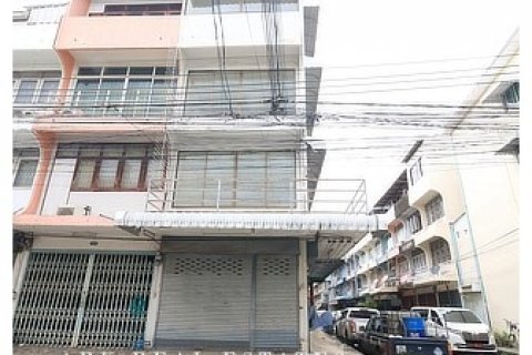 อาคารพาณิชย์ 4 ชั้น ห้องมุม ซ.ลาดพร้าว 64 แยก 2 ราคา 4.25 ล้านบาท