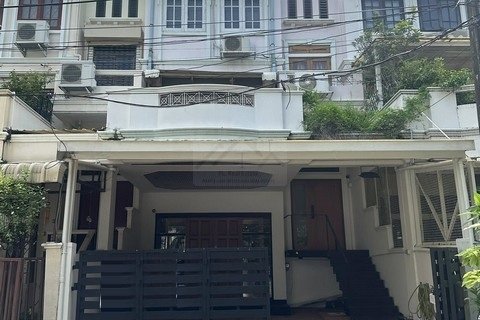 ให้เช่า Townhome 2 ชั้น 3 ห้องนอน หมู่บ้าน Parklane ปรีดีพนมยงค์ 35 สุขุมวิท 71 เหมาะทำ Home Office หรือ อยู่อาศัย