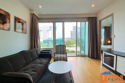 Spacious 1-Bedroom Condo on a Low Floor with a Stunning Swimming Pool View at Wind Ratchayothin