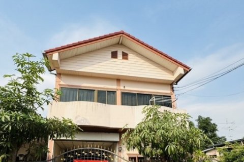 ขายบ้านพร้อมที่ดิน ในตัวเมืองพิษณุโลก 2 ชั้น มีดาดฟ้า พร้อมเข้าอยู่ แถมฟรีเฟอร์ โทร 082-404-8483