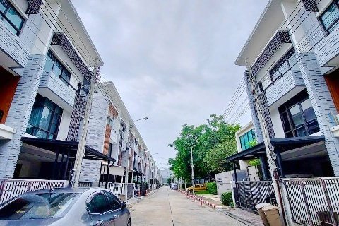 ให้เช่าทาวน์โฮม 3ชั้น ถนนบางนาตราด กม.5 MRT ศรีเอี่ยม 1.1กม. 20ตร.วา.232ตร.ม. ตรงข้าม นานาชาติราฟเฟิลส์