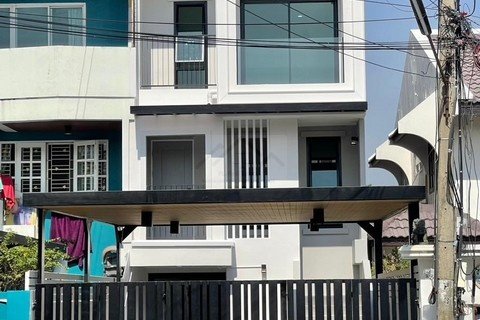 ขายทาวน์โฮม 3 ชั้น เล่นระดับ ซอยติวานนท์43 ตกแต่งใหม่พร้อมอยู่ ใกล้สถานีรถไฟฟ้า สามัคคี