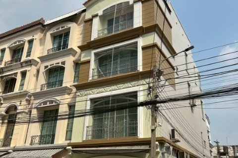 ให้เช่าบ้านกลางเมืองแยกรัชดา - ลาดพร้าว ถนนลาดพร้าว ทาวน์โฮม 4 ชั้น ใกล้ MRT ลาดพร้าว 400 เมตร5 นอน3เอนกประสงค์ 6 น้ำ
