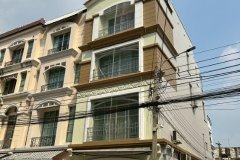 ให้เช่าบ้านกลางเมืองแยกรัชดา - ลาดพร้าว ถนนลาดพร้าว ทาวน์โฮม 4 ชั้น ใกล้ MRT ลาดพร้าว 400 เมตร5 นอน3เอนกประสงค์ 6 น้ำ