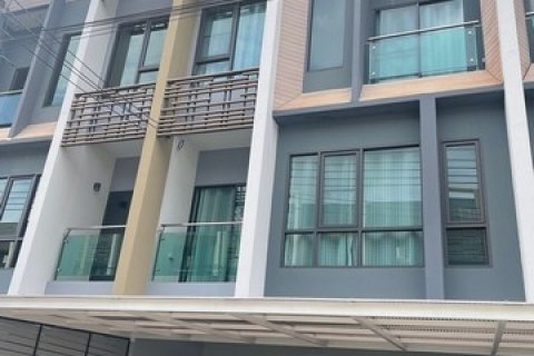 ให้เช่าทาวน์โฮม 3 ชั้น ม.เดอะ วิชั่น ลาดพร้าว-นวมินทร์ ใกล้สระว่ายน้ำ