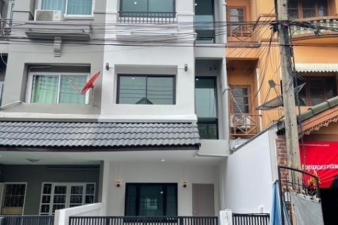 ขายโครงการหมู่บ้านลัลลี่วิลล์ ลำลูกกา-คลอง 1 ตกแต่งใหม่ทั้งหลัง ทำเลดี การเดินทาง เข้า ออก ได้หลายเส้ยทาง ใกล้สถานีรถไฟฟ