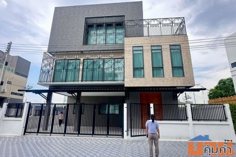 บ้านเช่าสามชั้น พร้อมหรูสไตล์ luxuryใหม่มากเฟอร์พร้อมหิ้วกระเป๋าเข้ายุได้เลย
