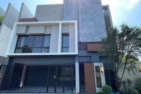 ให้เช่า บ้านเดี่ยว 3 ชั้น มีลิฟท์ วิวสระว่ายน้ำ โครงการบูก้าน กรุงเทพกรีฑา
