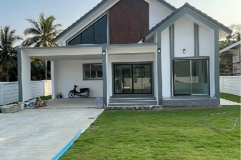 ใหม่ โปร่งโล่ง อยู่สบาย แม่กลอง บ้านเดี่ยวสไตล์นอร์ดิก  พร้อมเฟอร์ 95 ตร.ม. 24 ตร.วา. รพ.สมุทรสงคราม 7.1 กม.3 นอน 2 น้ำ