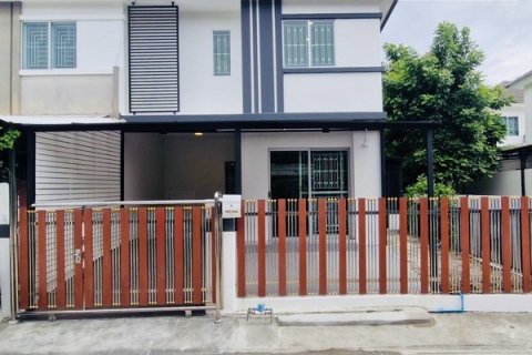 หมู่บ้านพฤกษา 82 ประชาอุทิศ-พระราม 2 บ้านหลังมุม ทำเลดี รีโนเวทใหม่พร้อมเข้าอยู่