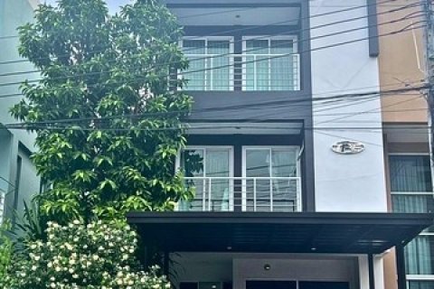 ขายทาวน์โฮม 3 ชั้น D One Onnut-Srinakarin ขนาด 45 ตร.วา ตกแต่งครบ พร้อมเข้าอยู่