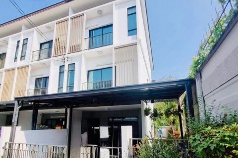 หมู่บ้านพาทิโอ ศรีนครินทร์-พระราม 9 บ้านหลังมุม ของแถมครบ พร้อมเข้าอยู่