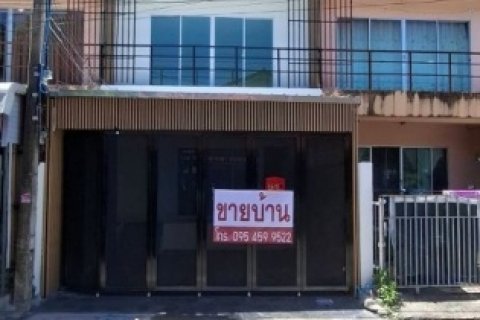 ขายทาวน์โฮม 3 ชั้น รีโนเวทใหม่พร้อมเข้าอยู่ ซ.พระยาสุเรนทร์ 17 - บางชัน ทำเลดี เดินทางสะดวก ใกล้ MRT สายสีชมพู