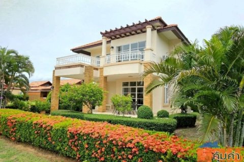 Two-story detached house for sale in Mountain View International Village, Bangsaen. Convenient location, near Burapha
