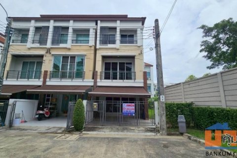 ขายด่วน ทาวน์โฮม 3 ชั้น หมู่บ้านกลางเมือง เกษตร - นวมินทร์ หลังริม เนื้อที่ 51.7 ตารางวา 3 ห้องนอน 3 ห้องน้ำ 2 จอด