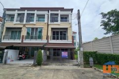 ขายด่วน ทาวน์โฮม 3 ชั้น หมู่บ้านกลางเมือง เกษตร - นวมินทร์ หลังริม เนื้อที่ 51.7 ตารางวา 3 ห้องนอน 3 ห้องน้ำ 2 จอด