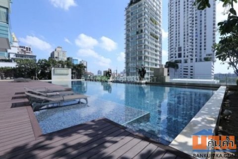Condo for rent on the whole floor, 10th floor, 4 bedrooms, 4 bathrooms, located in the heart of Thonglor.