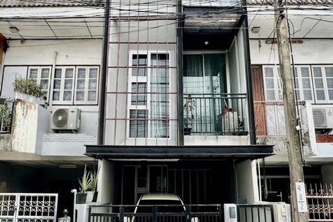 ขายทาวน์เฮ้าส์ 2 ชั้น สไตล์ Loft ลาดพร้าว โชคชัย 4 ซอย 55 ถนนเมน รีโนเวทใหม่พร้อม double volume กลางบ้าน