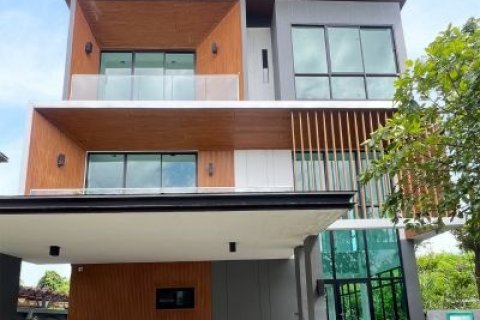 บ้านในโครงการหรู เอกลักษณ์ สันทราย บ้านแปลงมุม 3 ชั้น ซื้อทำใหม่ ขายต่อกำไรสูง แยกรวมโชค ติดถนนใหญ่